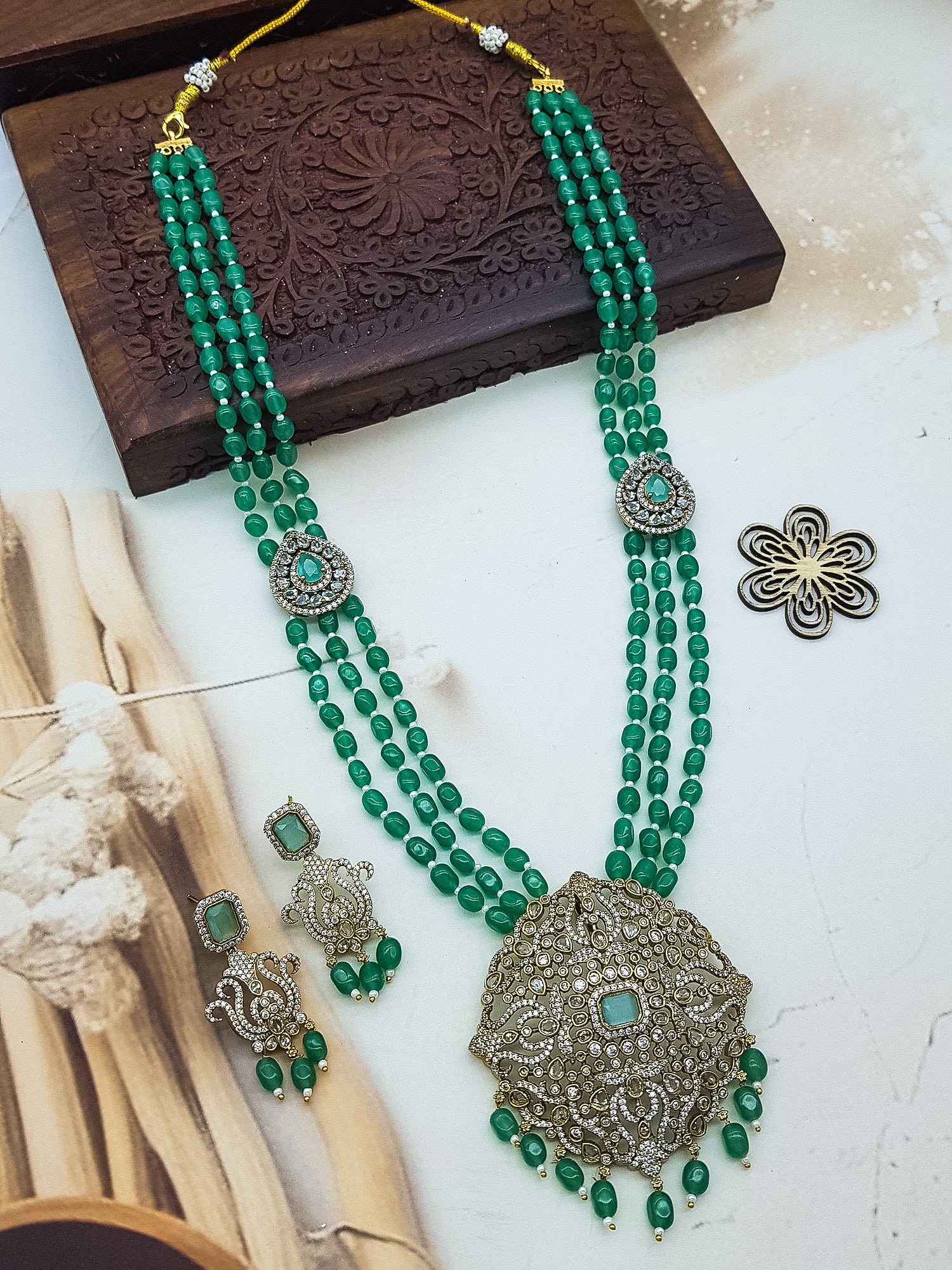 6-Torquoise Monalisa Stones with swaroski Pearl Zero beads with pendant and brooch