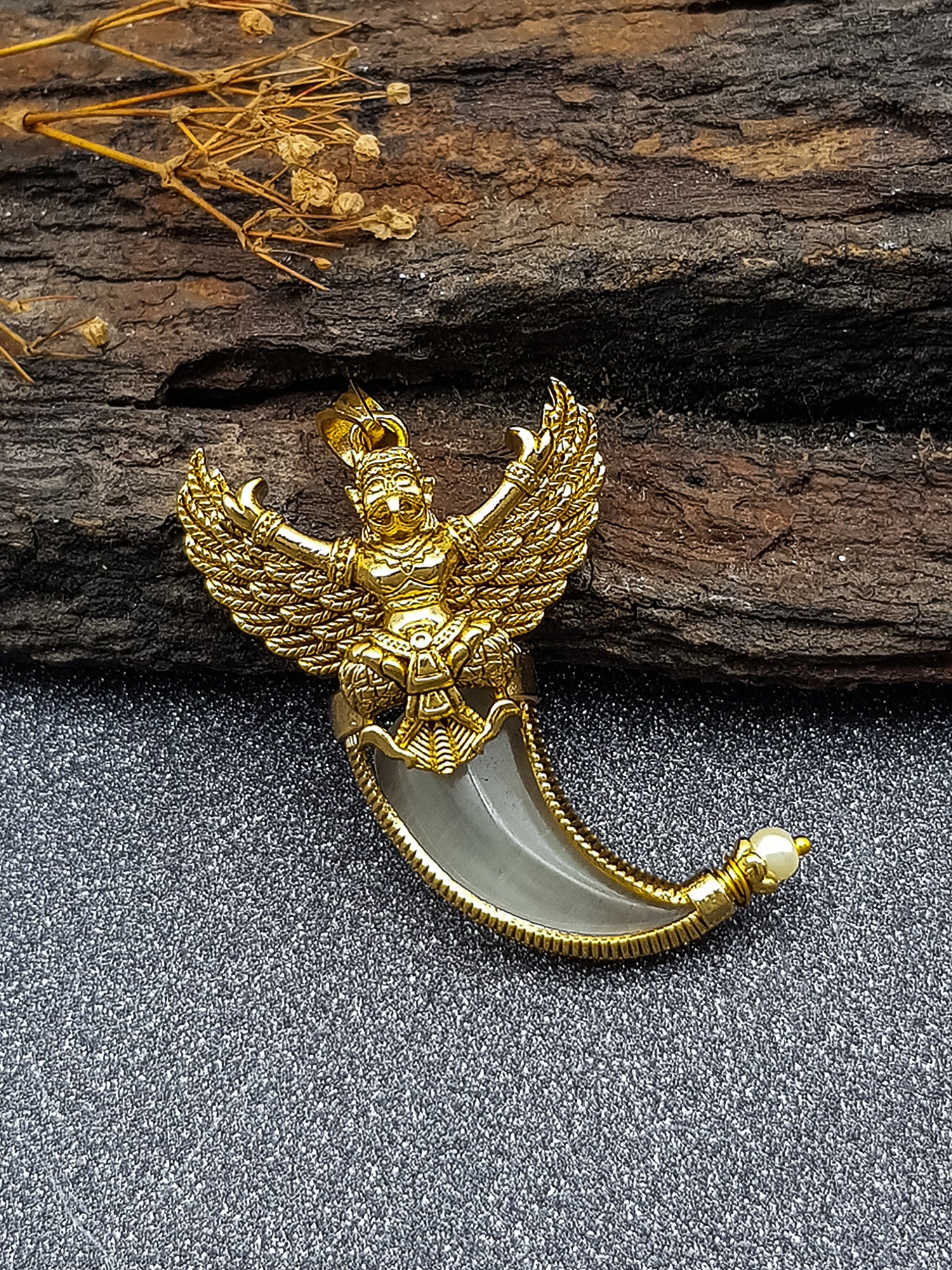 Gold plated Tiger Nail Pendant