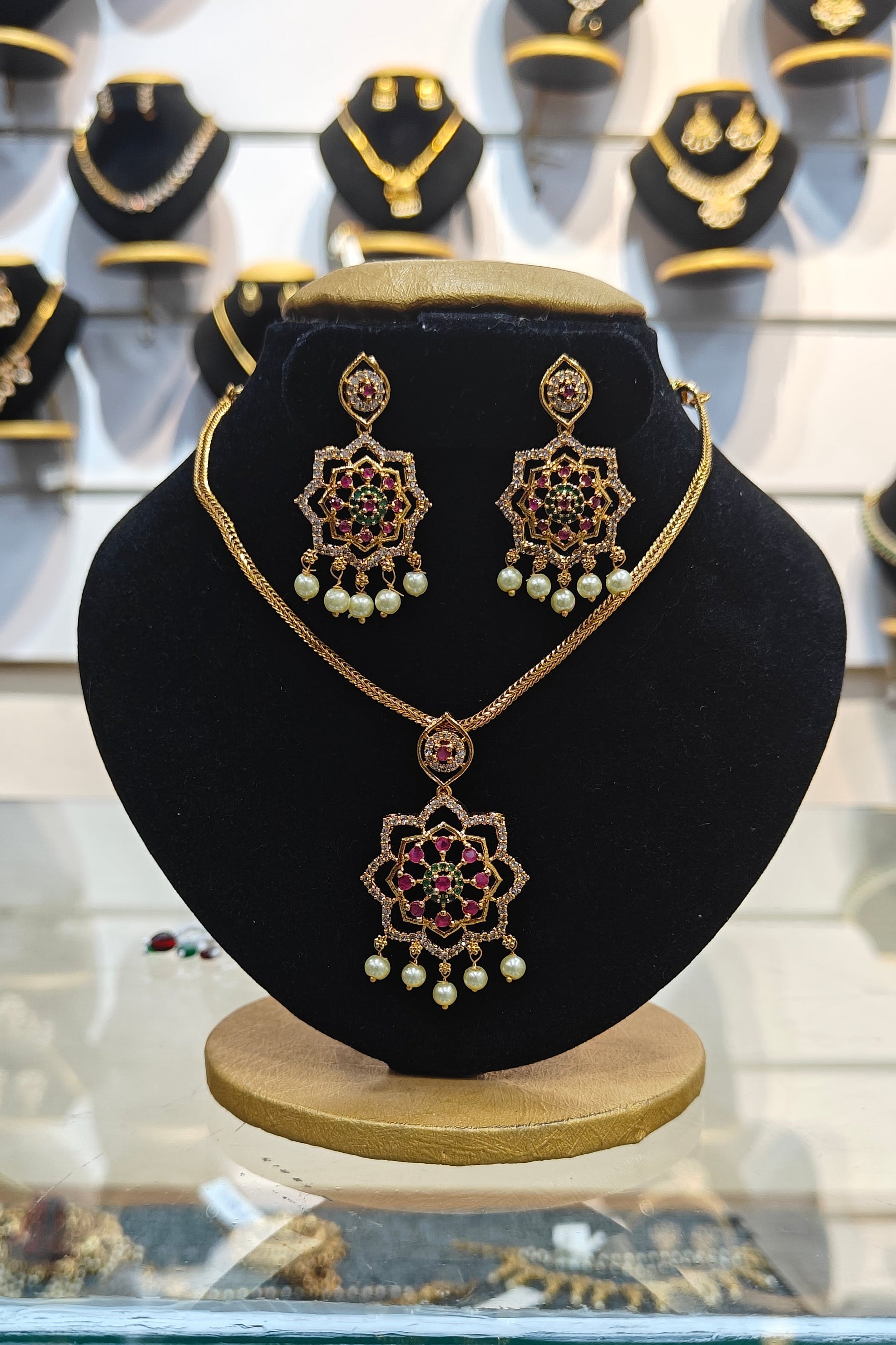 Multicolor floral shape pendant set