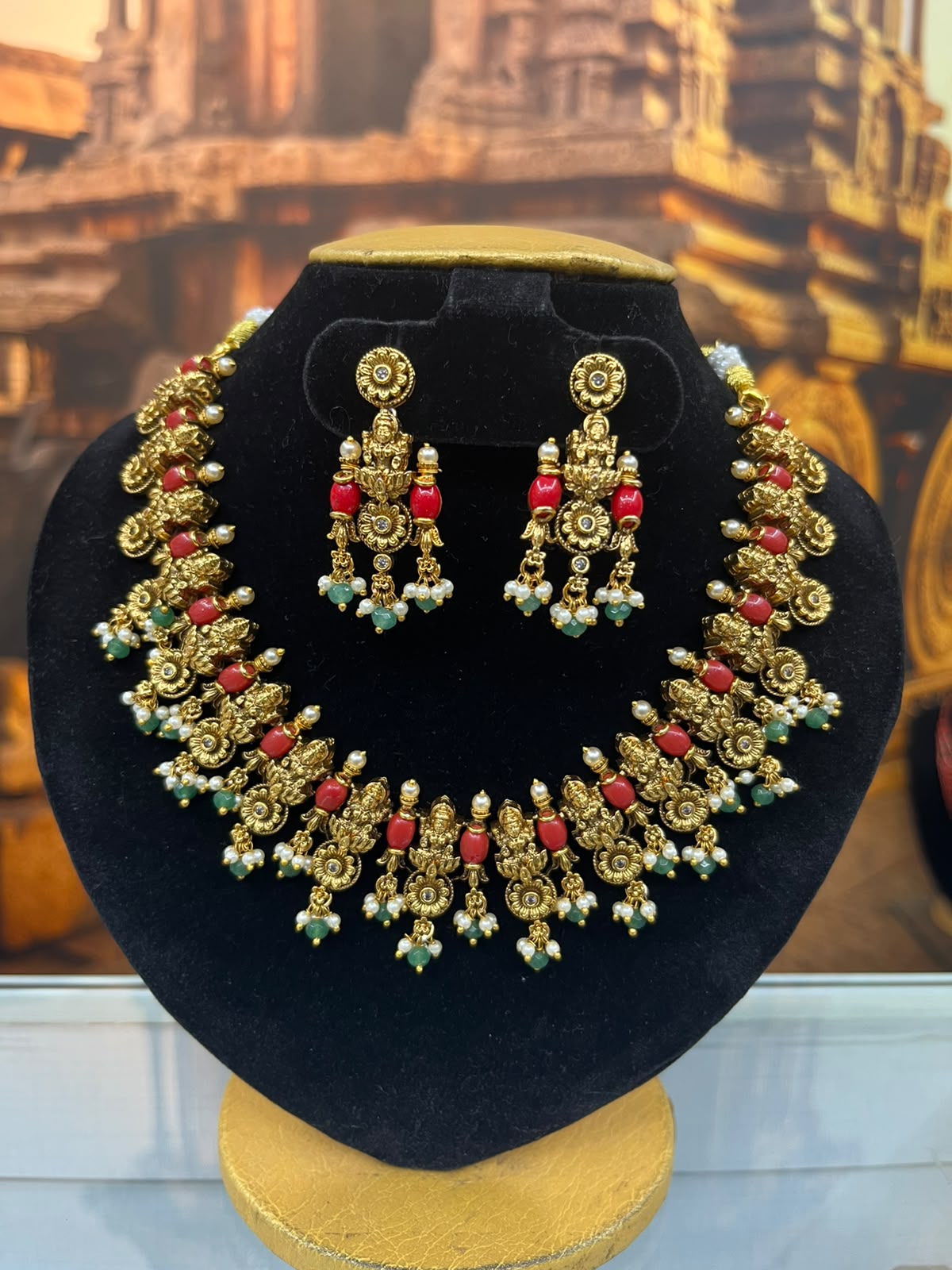 TempleShort Necklace Set with Coral Stones