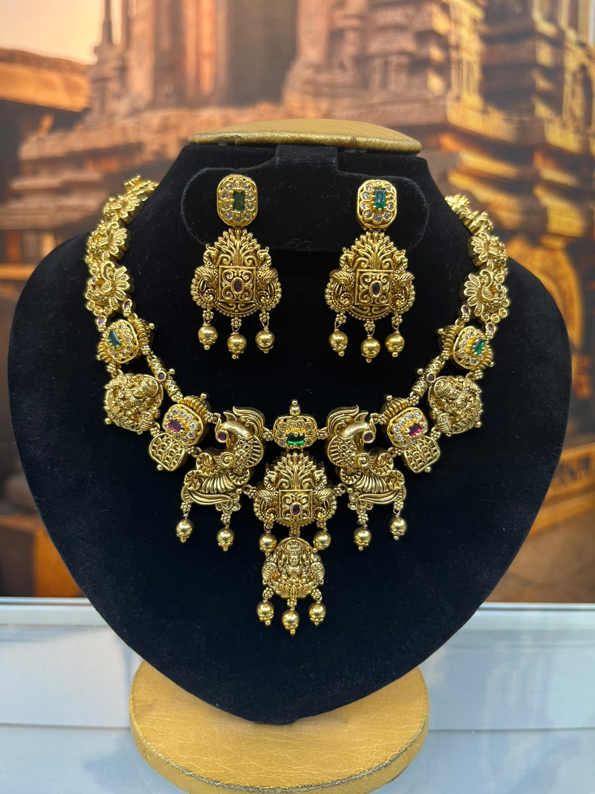 Temple Broad Short NEcklace Set