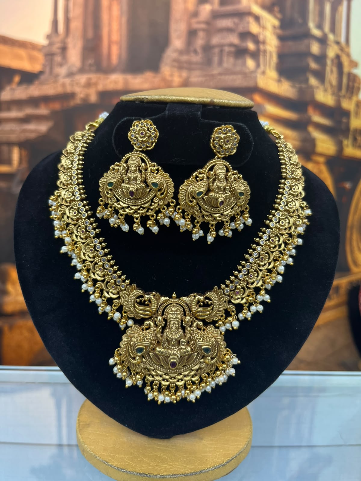 Temple Broad Short NEcklace Set