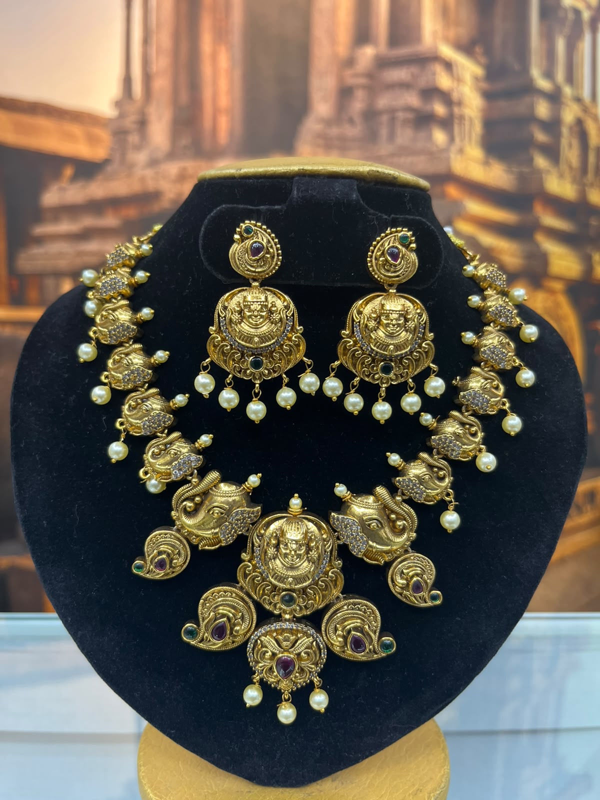 Temple Broad Short NEcklace Set