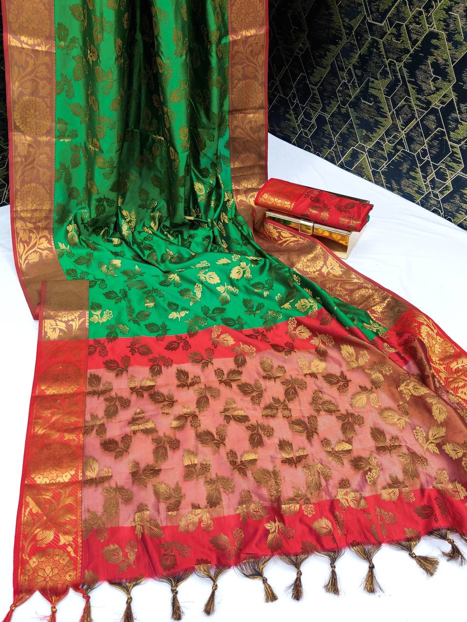 Banarasi Silk Saree With Beautiful Gold Zari Weaving With Rich Pallu 19434N