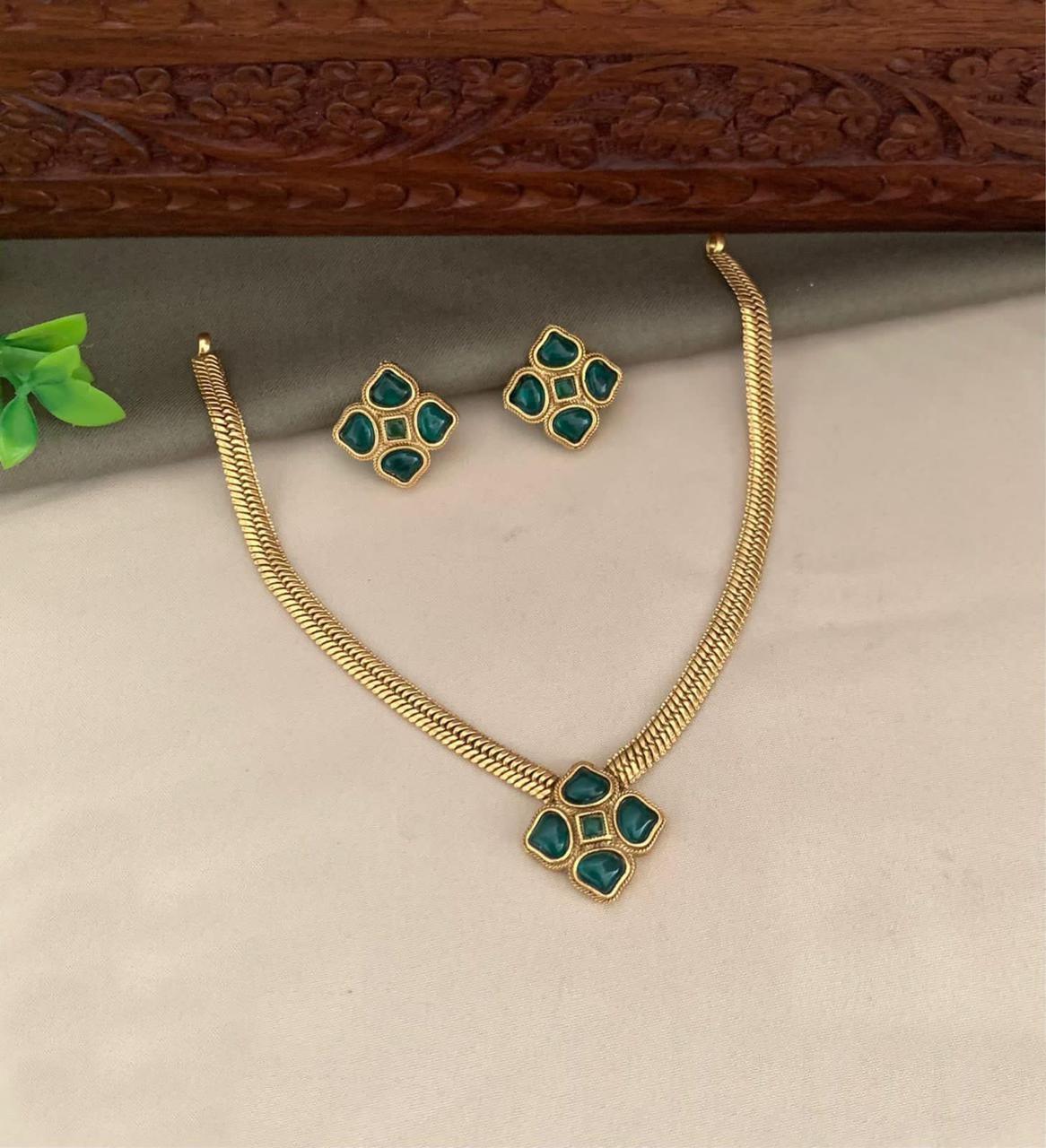 Elegant simple Short Necklace 20067n - Griiham