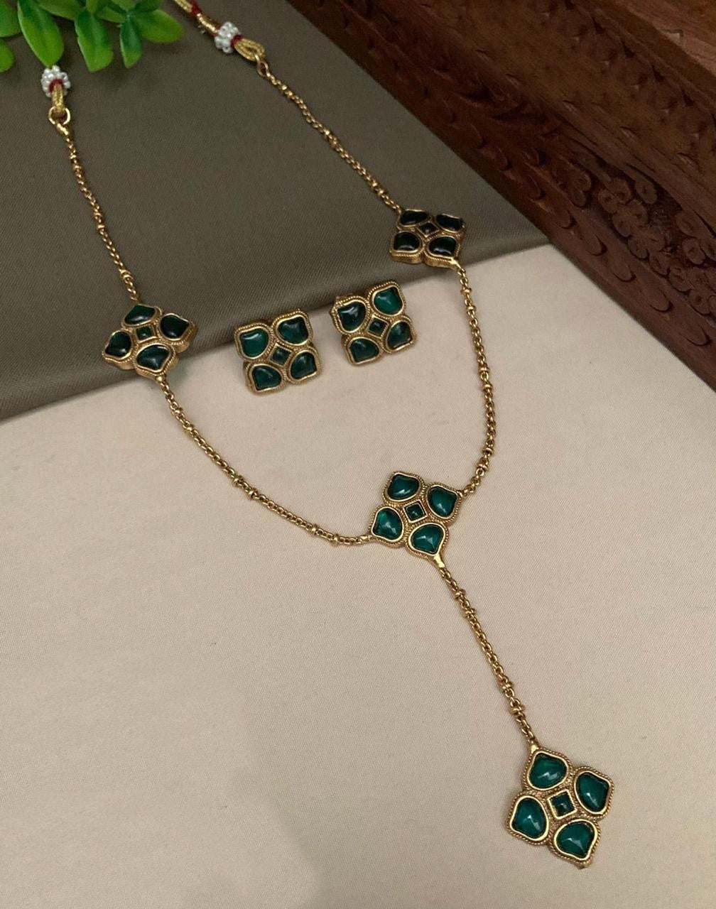 Floral motif Elegant Premeium Gold Finish Designer Multicolor stones Necklace Set 23400N