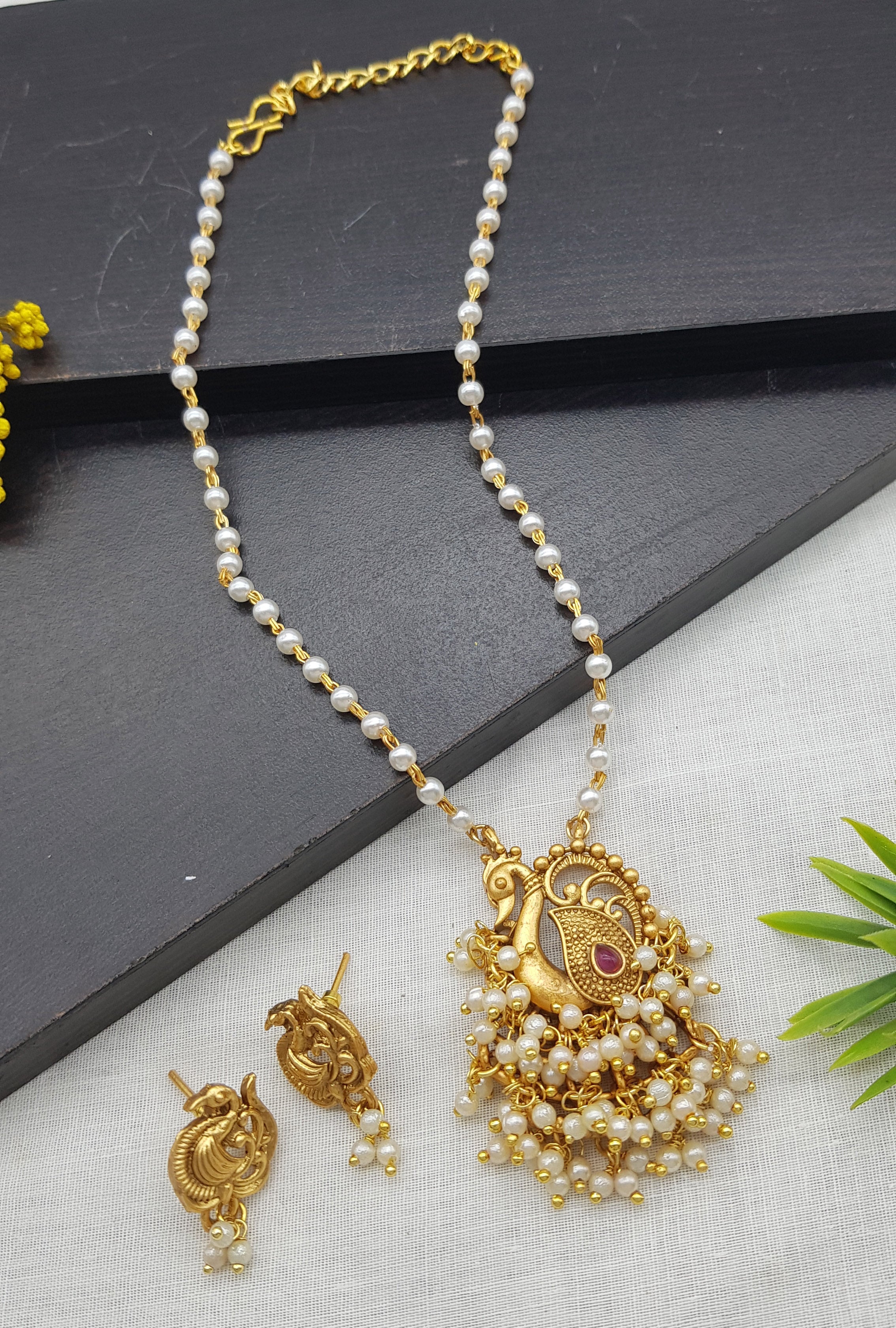 Gold Plated elegant Pendant Set with pearl mala 22150N