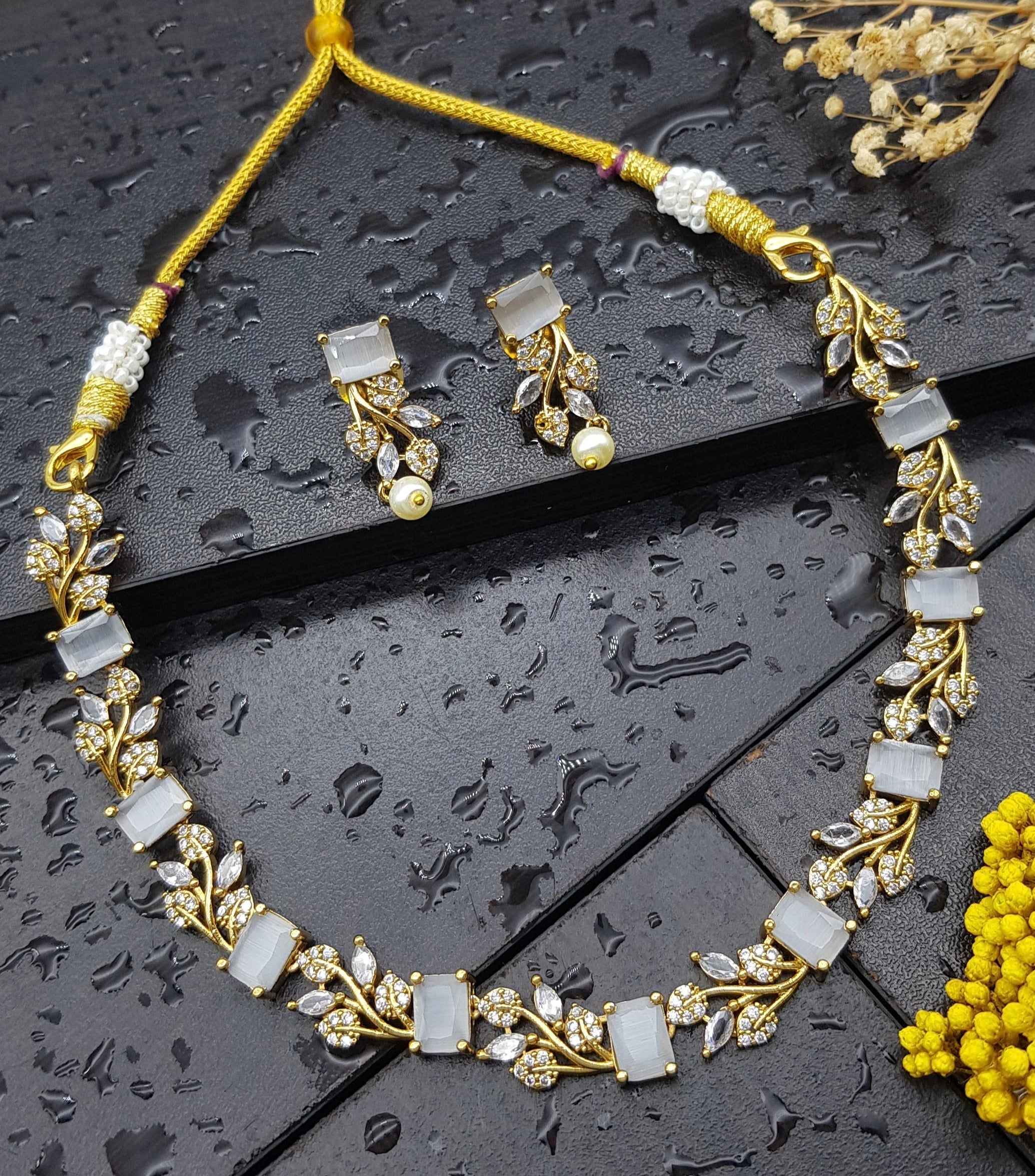 Premium Gold finish short necklace set 22079n