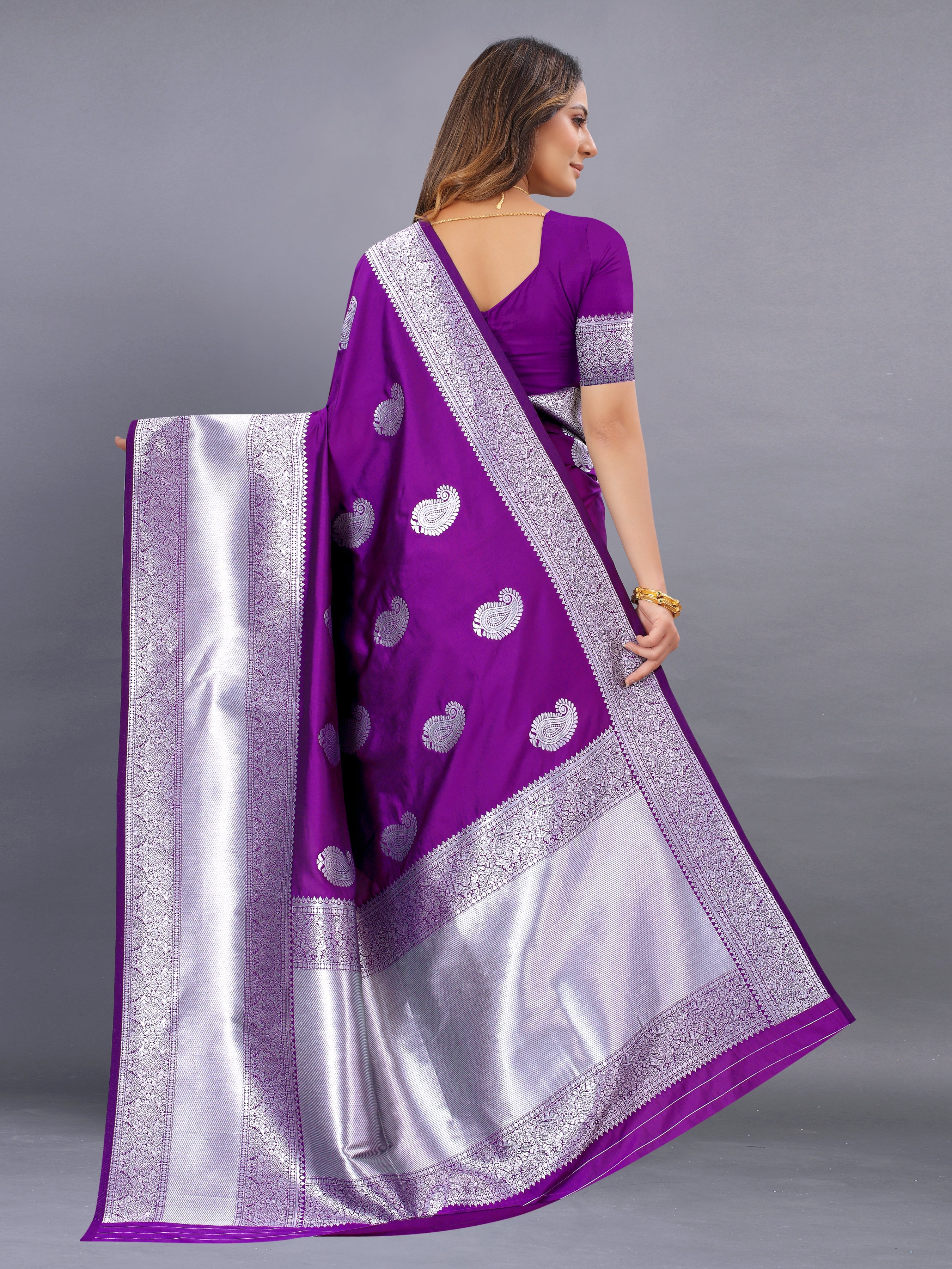 Soft Lichi Silk saree with beautiful Silver Zari weaving with Rich Pallu 20604N