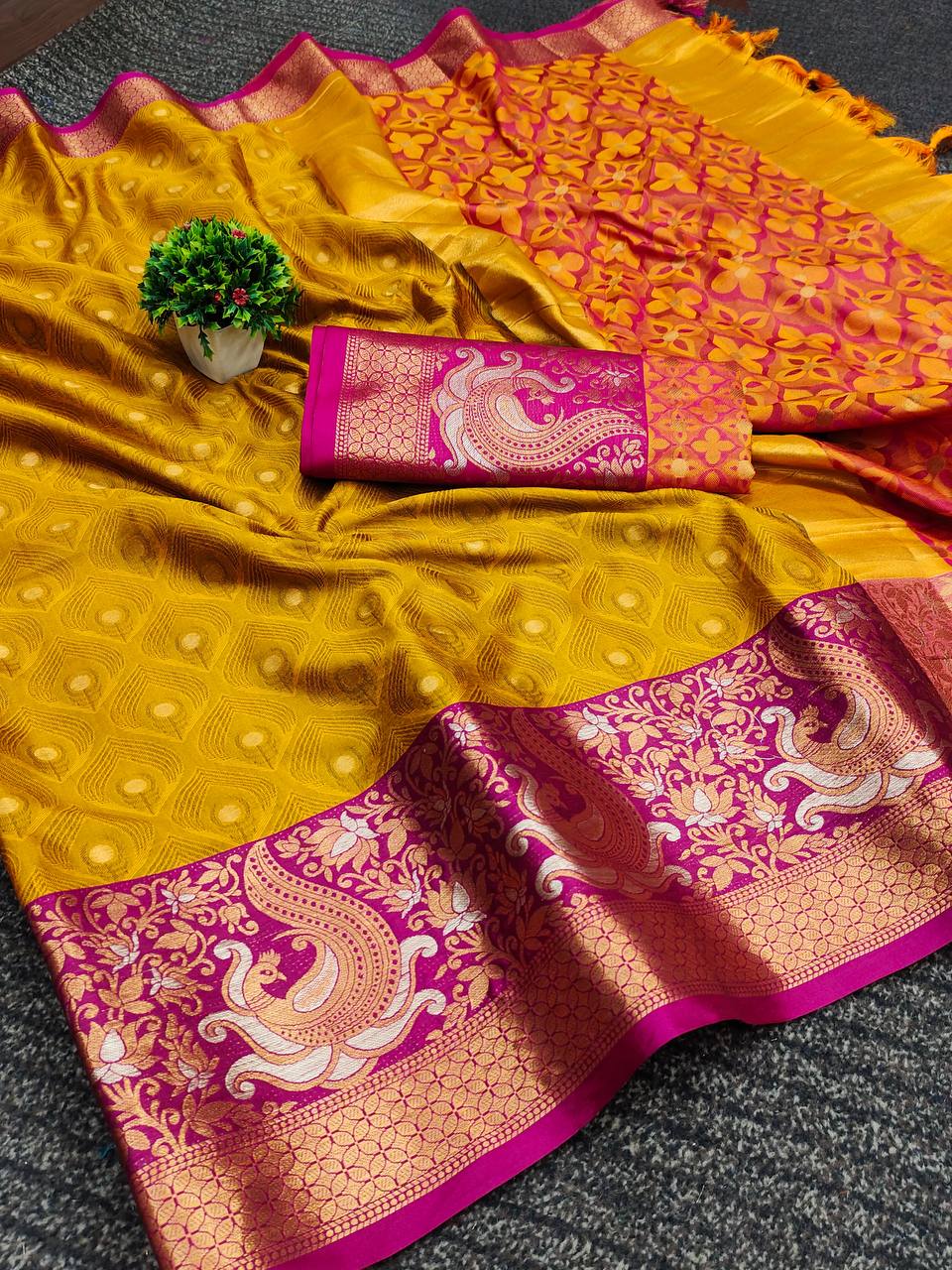 Soft Silk With Attractive Contrast Dual Tone Jari Border Saree 19330N