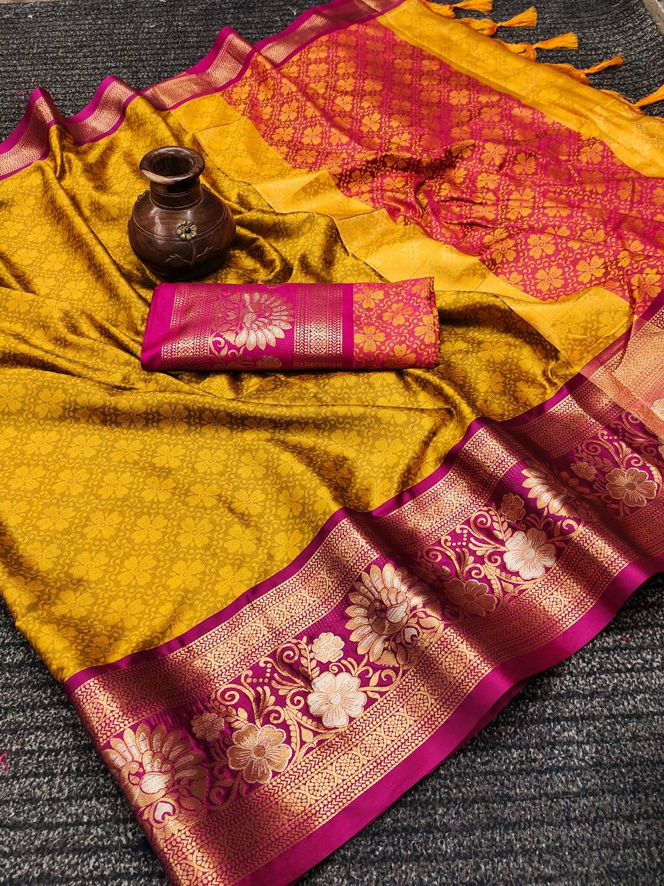 Soft Silk With Attractive Contrast Dual Tone Jari Border Saree 19417N