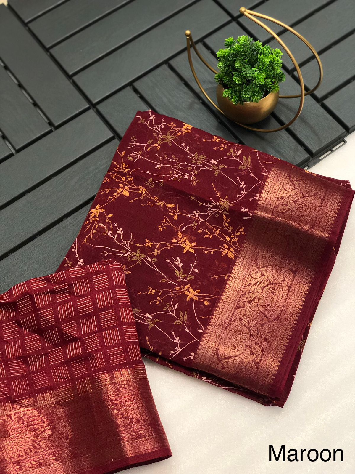 Soft linen Beautiful print with Jacquard weaving border saree 22871N